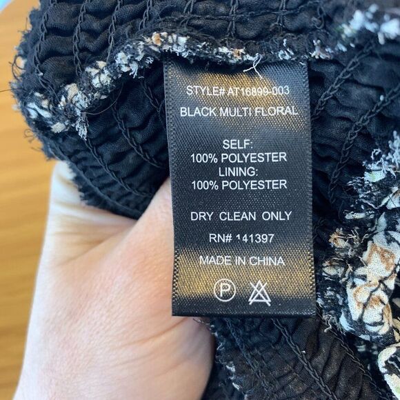 ASTR the Label Black and White Ditsy Floral Smocked Peasant Blouse Size L - Picture 8 of 8